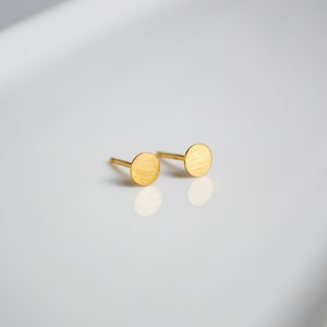 Matte goldene Plättchen Ohrstecker minimalistische Ohrringe winzige Plättchen Ohrstecker minimalistischer Schmuck Bild 6