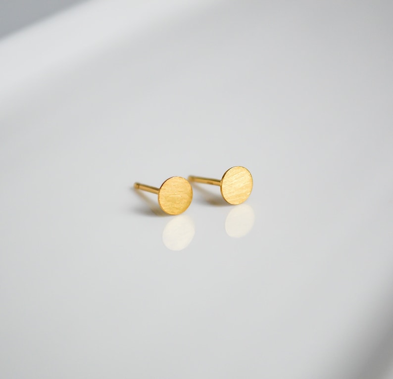 Matte goldene Plättchen Ohrstecker minimalistische Ohrringe winzige Plättchen Ohrstecker minimalistischer Schmuck Bild 6