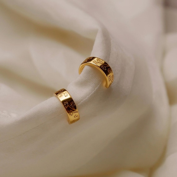 Florale Creolen Gold * Blumen Ohrringe Gold * goldene Halbcreolen * zierliche Creolen * elegante Blumen Creolen * moderne Halbcreolen