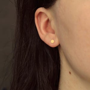 Matte goldene Plättchen Ohrstecker * minimalistische Ohrringe * winzige Plättchen Ohrstecker * minimalistischer Schmuck