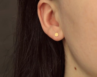 Matte goldene Plättchen Ohrstecker * minimalistische Ohrringe * winzige Plättchen Ohrstecker * minimalistischer Schmuck