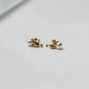Winzige goldene Katzen Ohrstecker mit Perle kleine goldene Ohrringe Katzen Ohrstecker Gold Perlen Ohrstecker Kleine Perlen Ohrringe Bild 6