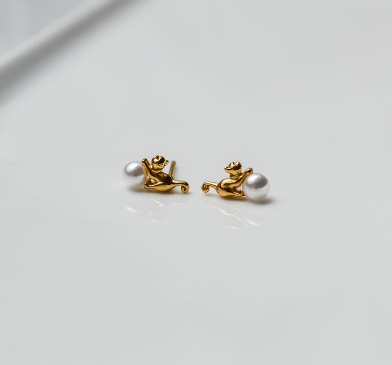 Winzige goldene Katzen Ohrstecker mit Perle kleine goldene Ohrringe Katzen Ohrstecker Gold Perlen Ohrstecker Kleine Perlen Ohrringe Bild 6