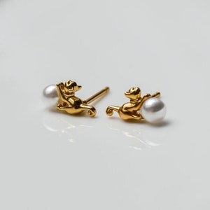 Winzige goldene Katzen Ohrstecker mit Perle kleine goldene Ohrringe Katzen Ohrstecker Gold Perlen Ohrstecker Kleine Perlen Ohrringe Bild 1