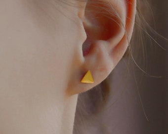 Matte goldene Dreieck Ohrstecker * minimalistische Ohrringe * goldene geometrische Ohrstecker * minimalistischer Schmuck