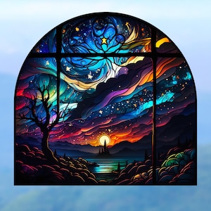 Peut inclure: Une fenêtre en vitrail représentant un coucher de soleil coloré sur un lac avec une petite île au milieu. Le ciel est rempli d'étoiles et de nuages, et il y a un arbre sur le côté gauche de la fenêtre.