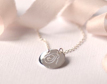 Collana iniziale incisa, Collana con lettere di script, Regalo da damigella d'onore, Gioielli iniziali in argento, Collana con alfabeto, Iniziale personalizzata