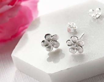 Boucles d'oreilles fleur en argent sterling, boucles d'oreilles fleur en argent Plumeria, clous fleurs délicates, cadeau de demoiselle d'honneur en argent, cadeau personnalisé pour elle