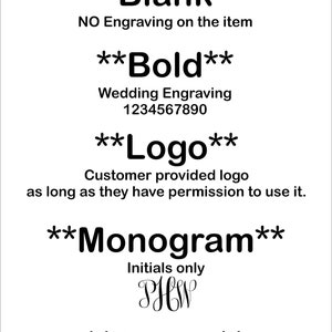 K&ouml;nnte beinhalten: Ein wei&szlig;er Hintergrund mit schwarzem Text, der verschiedene Schriftarten f&uuml;r Gravuren zeigt. Der Text umfasst "Blank", "Bold", "Logo", "Monogram" und "Script". Das Beispiel "Monogram" zeigt die Initialen "PHW" in einer Schreibschrift.
