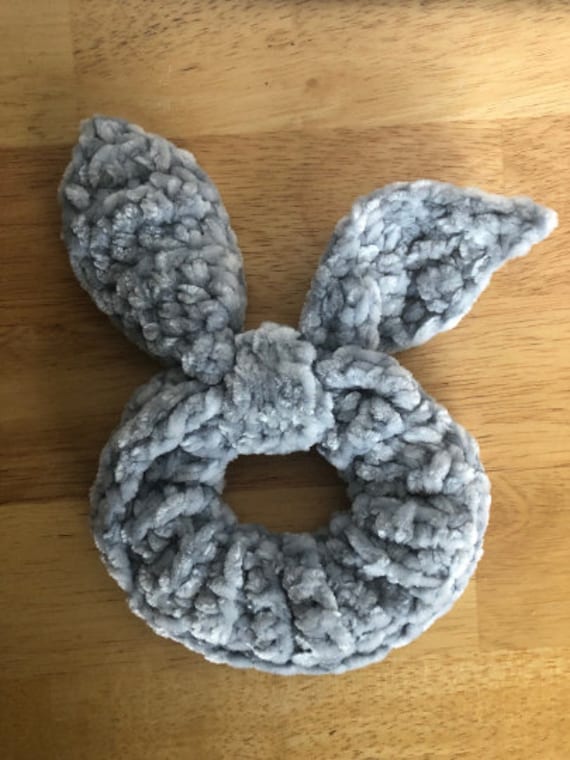 20 Crochet Scrunchies with Cherries, Ruffles, Shells, and Stars 16 Knot Velvet Scrunchie Crochet Pattern
