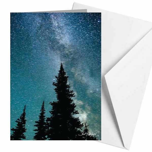 Milchstraße Karte, Sternennacht Fine Art Fotografie Grußkarte, Blauer Nachthimmel Fotografie mit hohen Bäumen und Milchstraße, Astronomie