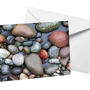 Carte de plage en pierre Carte de vœux vierge, Pebble Art Photographie Zen Rock Art, Earth Tone Photographie Art Imprimer carte apaisante par Shel Neufeld