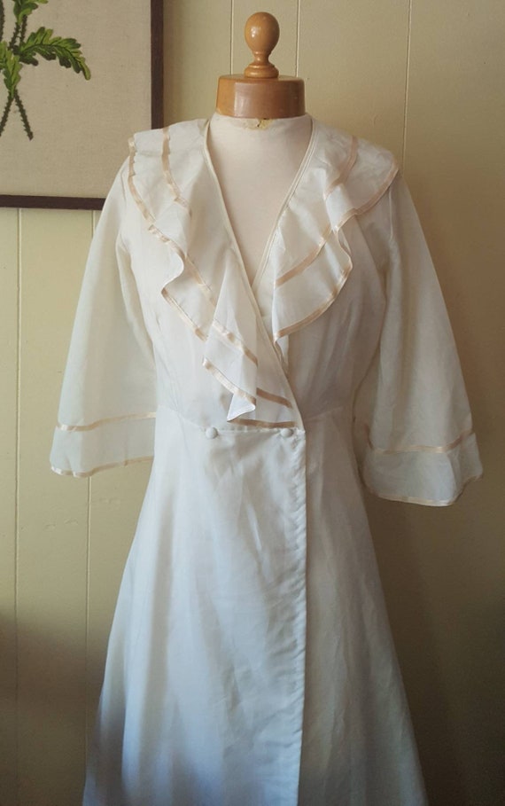 1950s cream robe with ruffles size small Peignoir… - image 6