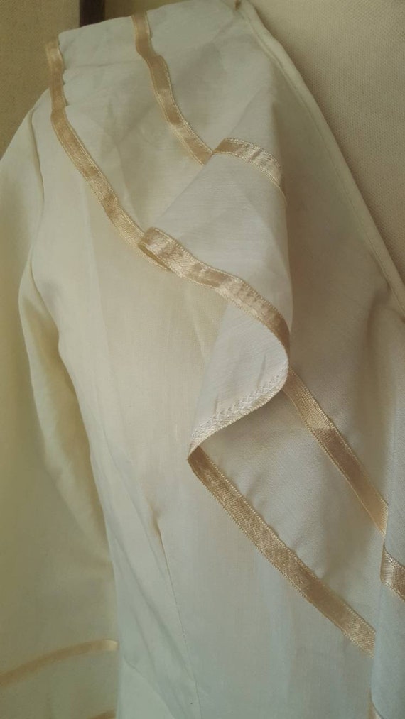 1950s cream robe with ruffles size small Peignoir… - image 7