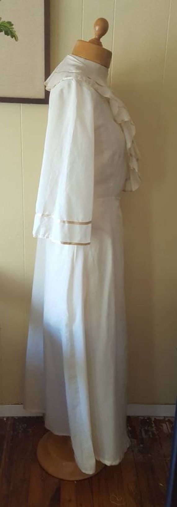 1950s cream robe with ruffles size small Peignoir… - image 8