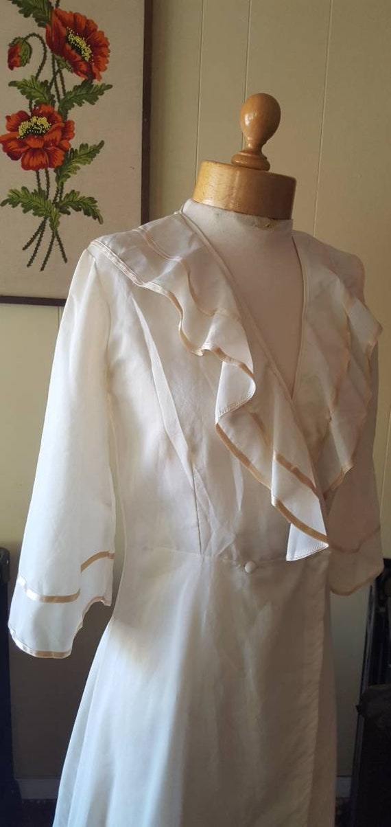 1950s cream robe with ruffles size small Peignoir… - image 3