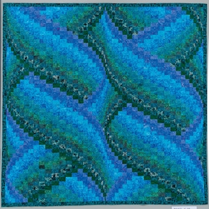 Könnte beinhalten: Eine blaue und grüne Steppdecke mit einem wirbelnden Muster. Die Steppdecke besteht aus Stoffquadraten, die in einem einzigartigen Design zusammengenäht sind.