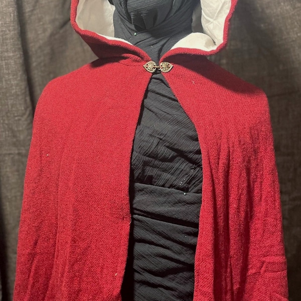 Lliripipe hooded cape