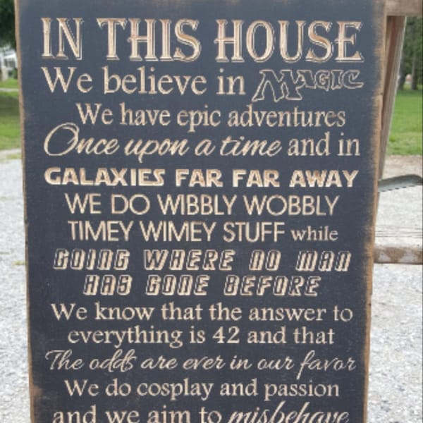 Individuell geschnitztes Holzschild aus Holz - „In This House We Believe In Magic, We Do GEEK“