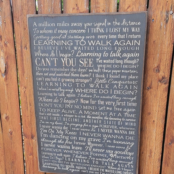 Cartel de madera tallada personalizado - "A un millón de millas de distancia, tu señal en la distancia ..." - Foo Fighters - Letra de la canción "Walk"