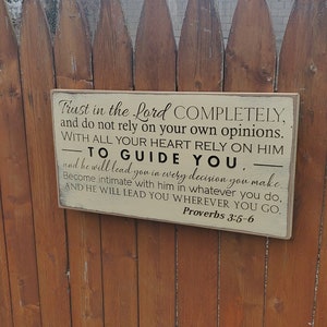 Może przedstawiać: Drewniany znak pomalowany na biało z czarnymi literami. Znak głosi "Trust in the Lord COMPLETELY, and do not rely on your own opinions. WITH ALL YOUR HEART RELY ON HIM TO GUIDE YOU, and he will lead you in every decision you make. Become intimate with him in whatever you do, AND HE WILL LEAD YOU WHEREVER YOU GO. Proverbs 3:5-6"