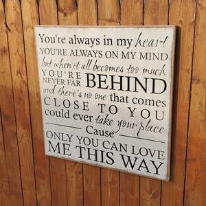 Op maat gesneden houten bord - &quot;Je zit altijd in mijn hart, je bent altijd in mijn gedachten&quot; - Keith Urban-teksten &quot;Only You Can Love Me This Way&quot;