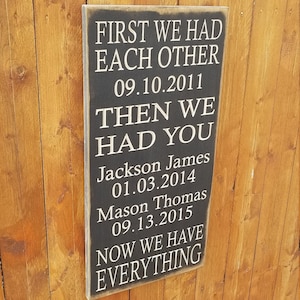 Placa de madeira esculpida personalizada - &quot;Primeiro nos tivemos&quot;
