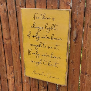 Placa de madeira esculpida personalizada - &quot;Pois sempre há luz, se formos corajosos o suficiente para vê-la ...&quot; Citação de Amanda Gorman