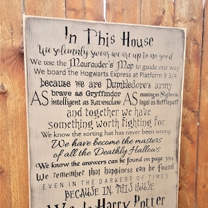 Cartello in legno intagliato personalizzato - "In questa casa facciamo ..." H Potter