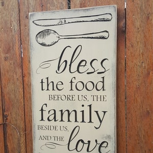 &quot;Geschnitztes Holzschild - &quot;&quot;Bless the Foodstecker, The Family Beside Us and The Love Among Us&quot;&quot; - mit Silberbesteck.&quot;
