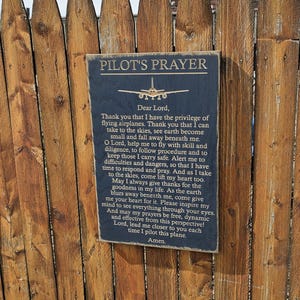 Personlig snidad träskylt - "Pilotens bön ... Amen"