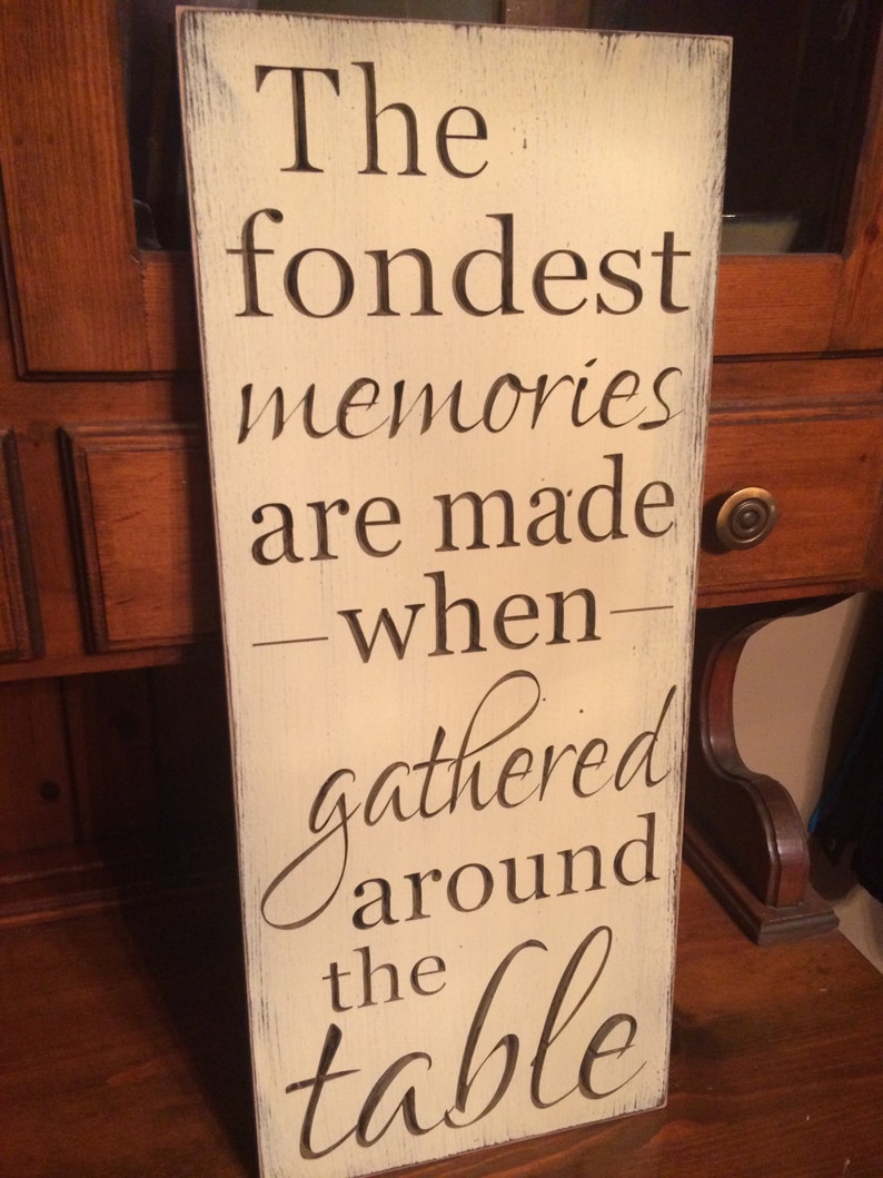 Targa In Legno Rustica Con Frase In Inglese | The Fondest Memories Are Made Gathered At The Table | 45x15 Cm