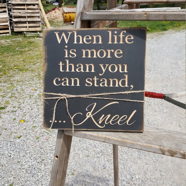 Panneau en bois sculpté sur mesure - « Quand la vie est plus que ce que vous pouvez supporter ... Agenouillez-vous »