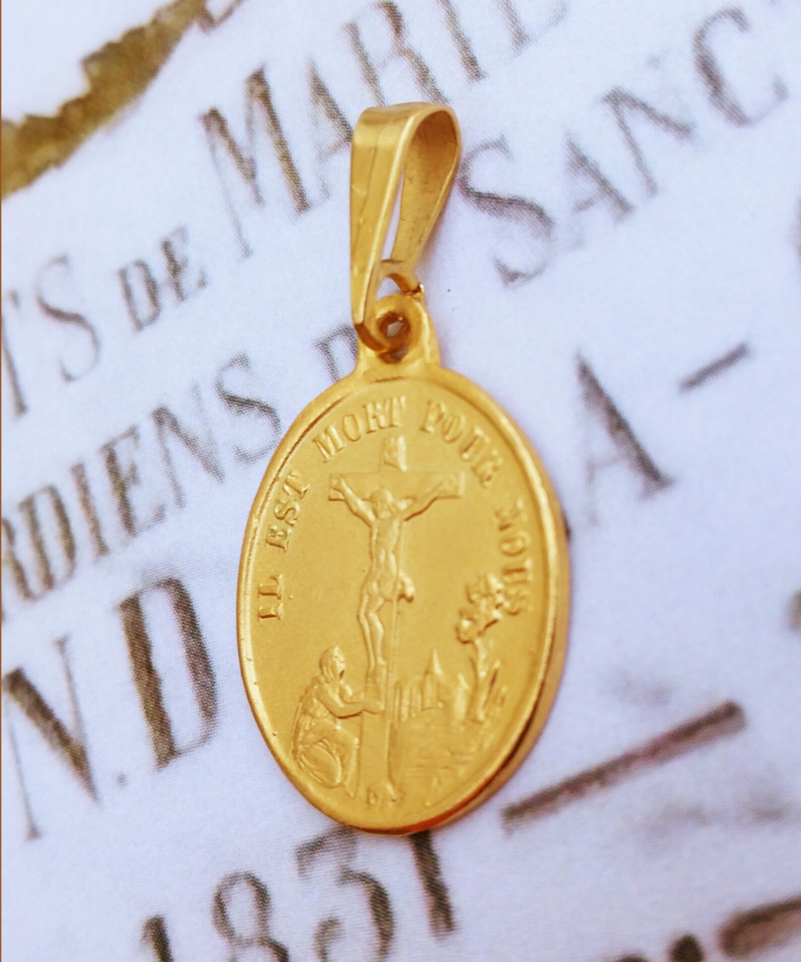 Médaillon Sainte Marie – Doré – Bijou Vintage D'occasion