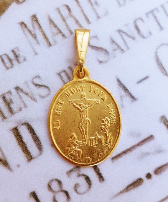 メダル - 十字架の足元に立つ聖マグダラのマリア 19 x 22 mm - 18K 