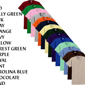 Puede incluir: Una colecci&oacute;n de camisetas de manga corta en varios colores: rojo, verde, rosa, gris, naranja, azul marino, amarillo, verde bosque, morado, real, menta, azul Carolina, chocolate y arena. El texto a la izquierda enumera los colores.