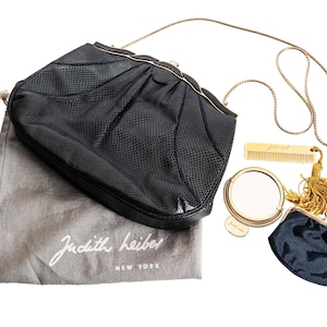 Monedero de piel de serpiente de Judith Leiber en bolso original con espejo, peine y monedero