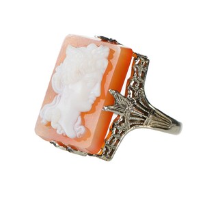 Art Deco 18k white gold filigree ring with hard stone cameo