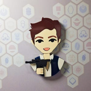 Può includere: Una figura in stile cartone animato di un uomo con i capelli castani, che indossa una camicia bianca, un gilet blu navy e tiene in mano una pistola blaster nera. Lo sfondo è di colore viola chiaro con un motivo di forme geometriche bianche e azzurre.