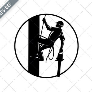 Könnte beinhalten: Schwarz-weiße Silhouette eines Baumpfleger, der mit einer Kettensäge einen Baum hinaufklettert. Der Kletterer trägt einen Helm und ist mit einem Seil gesichert.