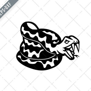 Op de afbeelding: Zwart-witte illustratie van een opgerolde slang met open bek en zichtbare tanden. De slang heeft een gestreept patroon.