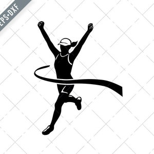 Puede incluir: Una silueta en blanco y negro de un corredor cruzando la línea de meta. El corredor lleva una gorra y tiene los brazos levantados en señal de victoria.