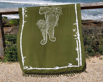 Handgeschilderde sarong van batikrayon: olijfgroene strandjurk met luipaardprint