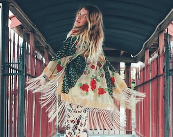 Kimono de terciopelo beige con efecto desgastado – Chaqueta con flecos de pavo real de estilo art nouveau