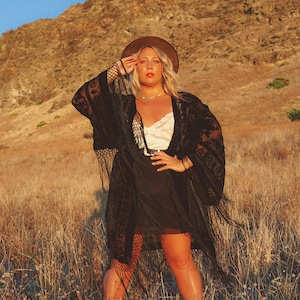 Schwarzer Samt Kimono Robe: Boho Blumenstaub mit Fransen