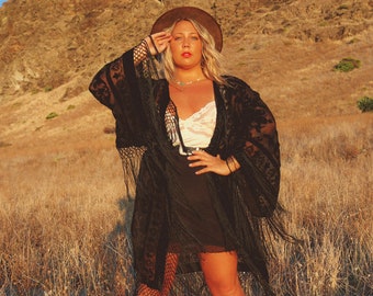 Svart sammetssilkes-kimono-morgonrock: Boho blommig duster med fransar