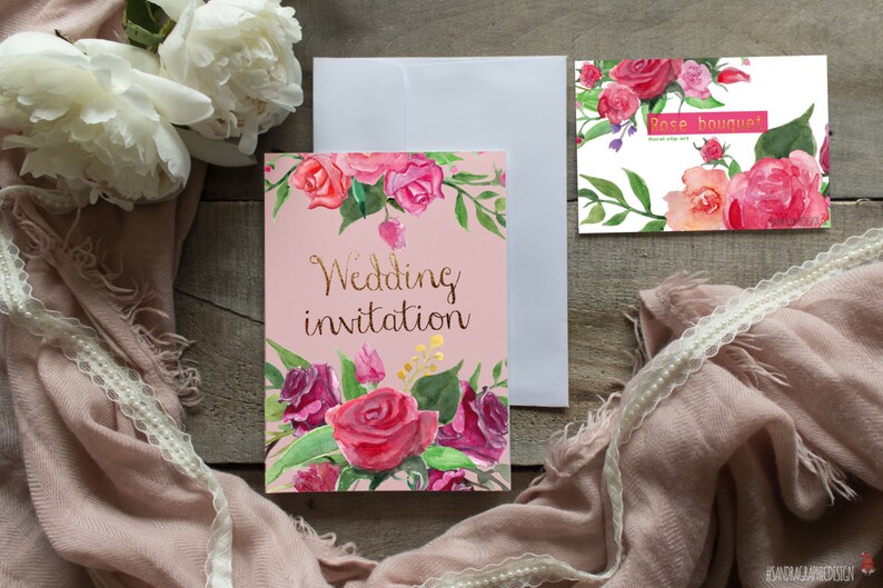 Puede incluir: Una tarjeta de invitaci&oacute;n de boda rosa con un dise&ntilde;o floral y las palabras "Wedding invitation" en letras doradas. La tarjeta est&aacute; adornada con rosas de acuarela en tonos rosa y rojo. Tambi&eacute;n hay un sobre blanco y una tarjeta "Rose bouquet".