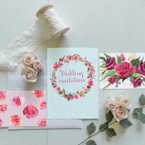 Puede incluir: Conjunto de papeler&iacute;a de boda con rosas en acuarela y dise&ntilde;os florales. Incluye una tarjeta de invitaci&oacute;n de boda con una corona floral, una tarjeta con ilustraciones de rosas y una tarjeta con un ramo de rosas. Tambi&eacute;n cinta de encaje y capullos de rosa.