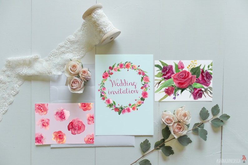 Puede incluir: Conjunto de papeler&iacute;a de boda con rosas en acuarela y dise&ntilde;os florales. Incluye una tarjeta de invitaci&oacute;n de boda con una corona floral, una tarjeta con ilustraciones de rosas y una tarjeta con un ramo de rosas. Tambi&eacute;n cinta de encaje y capullos de rosa.