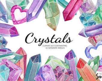 Può includere: Illustrazione ad acquerello di vari cristalli nei toni del blu, viola, verde e rosa. La parola "Crystals" è scritta in corsivo, con il testo "CLIPART SET CONTAINING 42 SEPARATE IMAGES" sottostante. È presente anche un cristallo a forma di cuore.